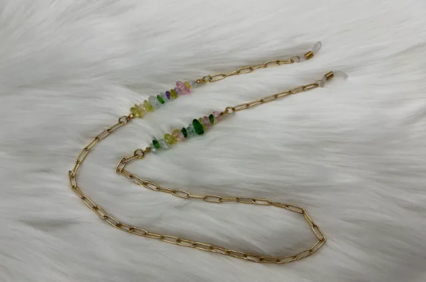 שרשרת זהב מעוצבת עם אבנים צבעוניות 