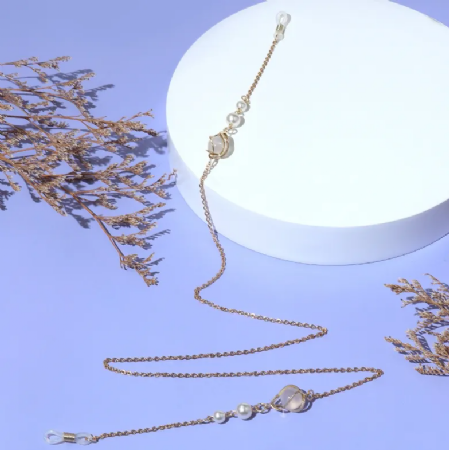 שרשרת זהב מעוצבת עם פנינים לבנות